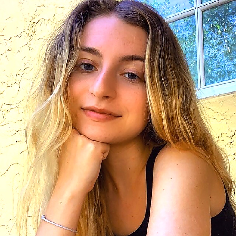 Дочь Агутина и Варум работает официанткой!