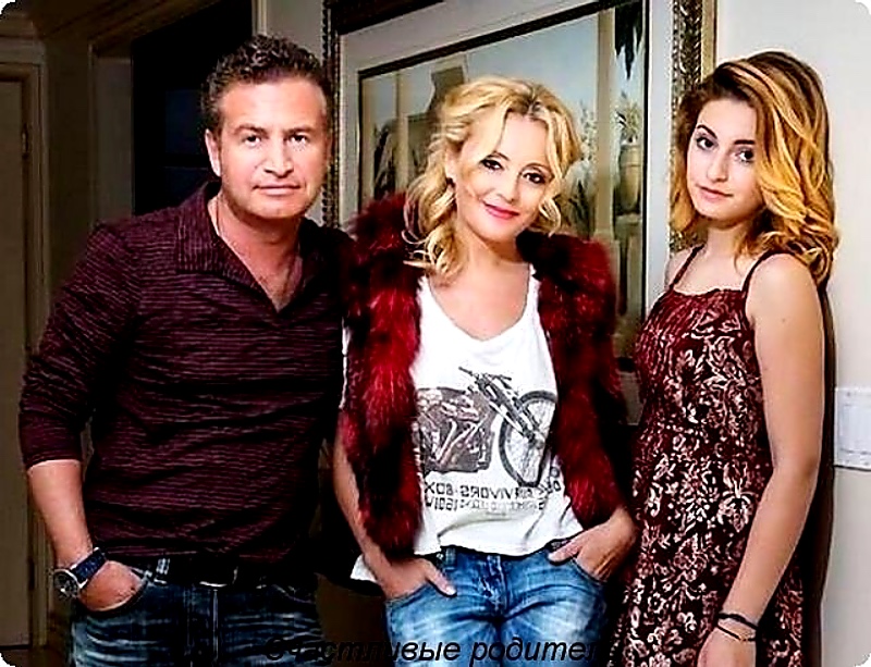 Дочь Агутина и Варум работает официанткой!