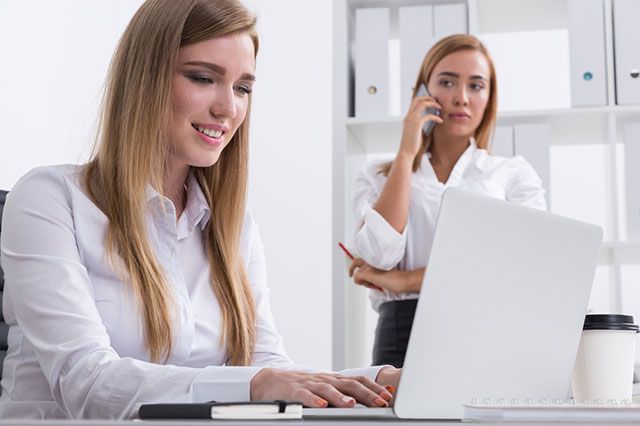 Как понять, что вам завидуют: 8 признаков