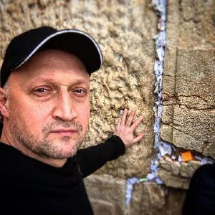 8 известных людей, которые тратят деньги на спасение детских жизней