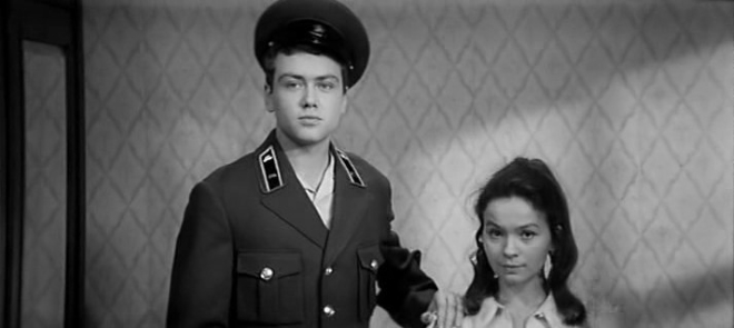 Почему на старых фотографиях люди запечатлены с рукой на плече у соседа