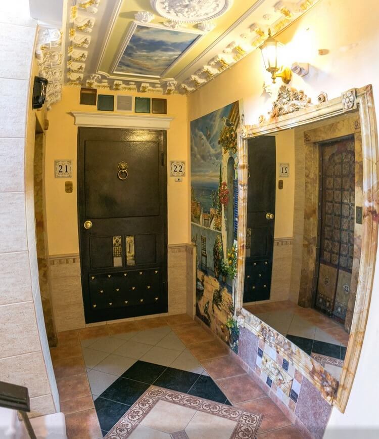 Жильцы обычной ростовской многоэтажки сделали из своего подъезда настоящий шедевр