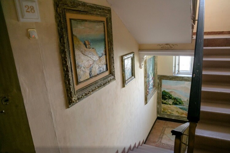 Жильцы обычной ростовской многоэтажки сделали из своего подъезда настоящий шедевр