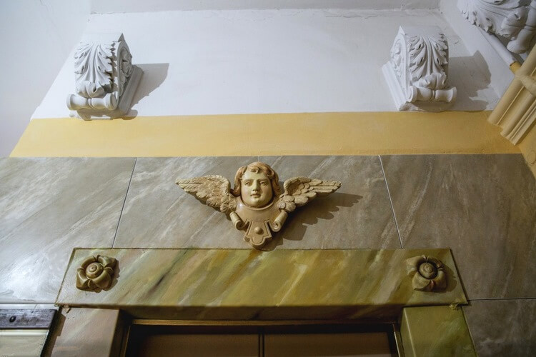 Жильцы обычной ростовской многоэтажки сделали из своего подъезда настоящий шедевр