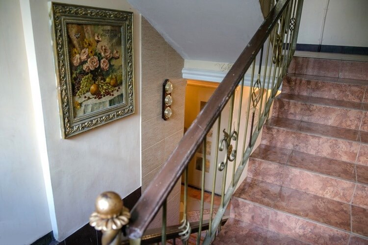 Жильцы обычной ростовской многоэтажки сделали из своего подъезда настоящий шедевр