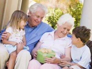 Бабушки и дедушки играют огромную роль в развитии нашей личности