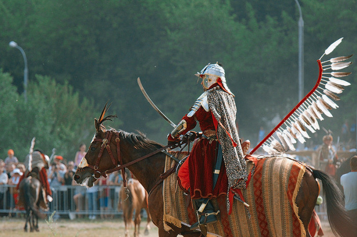 Зрелищные бои обеспечивали бесстрашные воины Речи Посполитой – крылатые гусары.