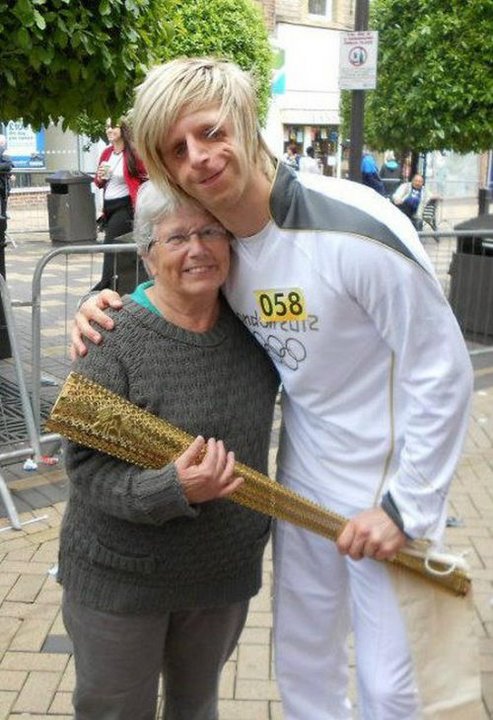 Мальчик, от которого в детстве отказались родители, вырос и теперь вдохновляет всех своим примером