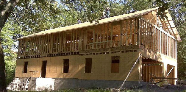 Мать-одиночка вместе со своими детьми построила дом по видео-урокам с Ютуба