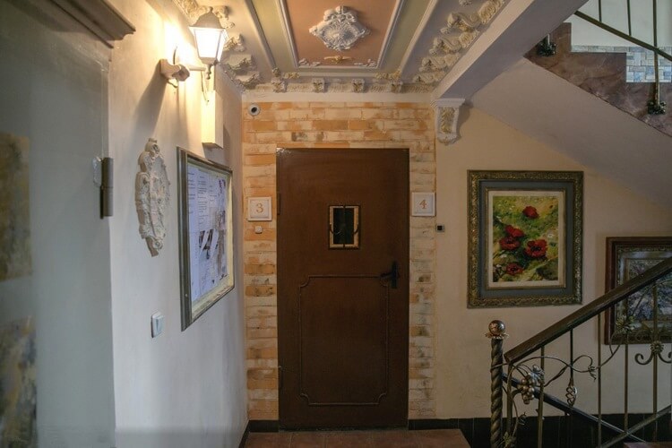 Жильцы обычной ростовской многоэтажки сделали из своего подъезда настоящий шедевр