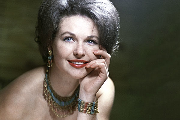 Почитатели Фатеевой негодуют: она попросила еду, а не цветы