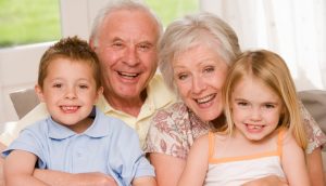 Бабушки и дедушки играют огромную роль в развитии нашей личности