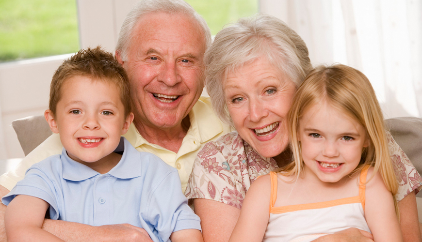 Бабушки и дедушки играют огромную роль в развитии нашей личности