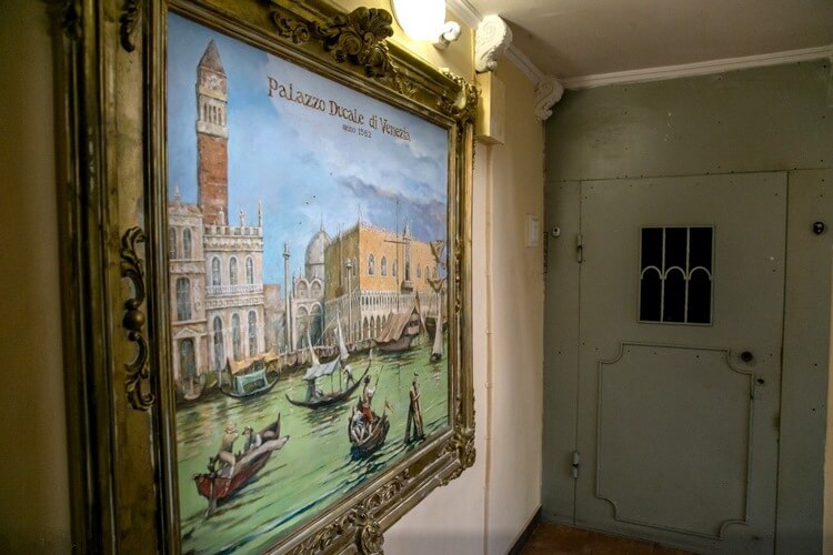 Жильцы обычной ростовской многоэтажки сделали из своего подъезда настоящий шедевр