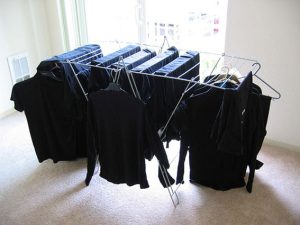 Как сохранить черный цвет одежды: 7 эффективных советов