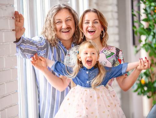 Звездная любовь, которая не замечает разницы в возрасте и еще утверждает, что этому чувству подвержены все возрасты.