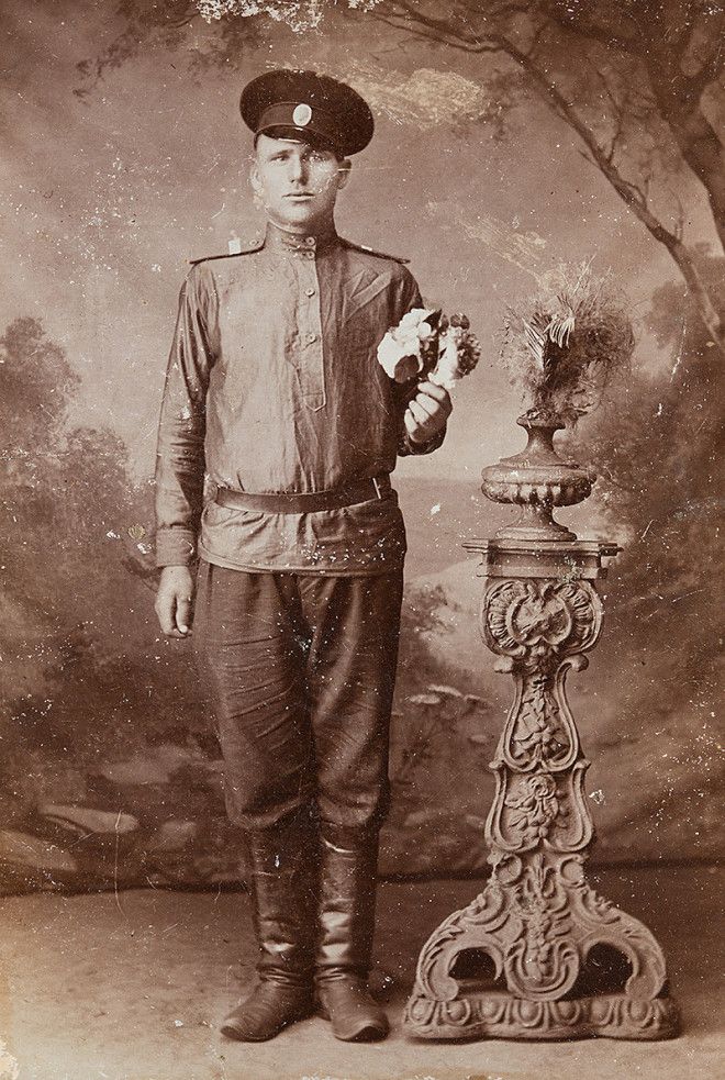 Почему на старых фотографиях люди запечатлены с рукой на плече у соседа