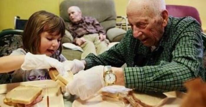 Канадцы приняли удивительное решение - они объединили детские приюты с домами престарелых