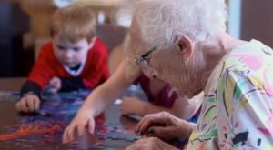 Канадцы приняли удивительное решение - они объединили детские приюты с домами престарелых