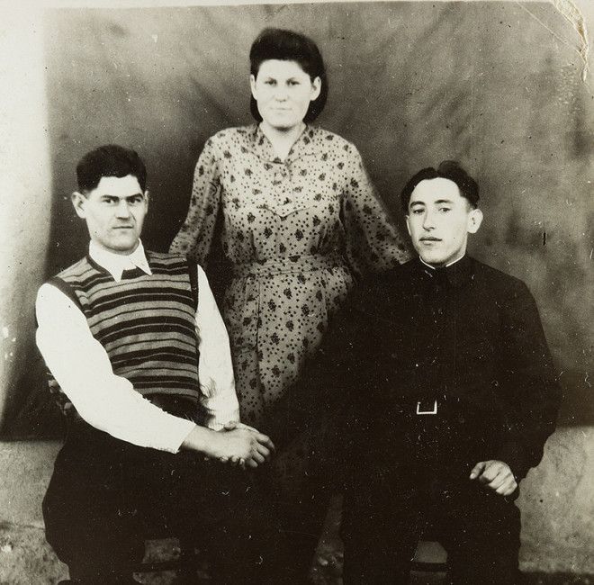 Почему на старых фотографиях люди запечатлены с рукой на плече у соседа