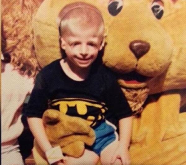 Мальчик, от которого в детстве отказались родители, вырос и теперь вдохновляет всех своим примером