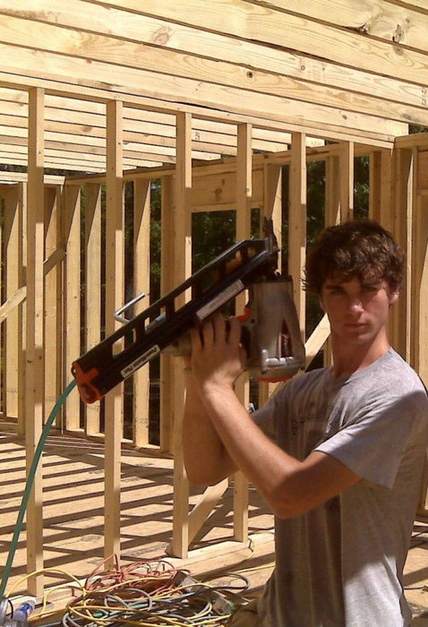 Мать-одиночка вместе со своими детьми построила дом по видео-урокам с Ютуба