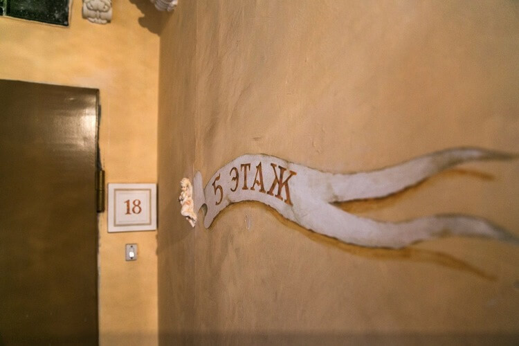 Жильцы обычной ростовской многоэтажки сделали из своего подъезда настоящий шедевр