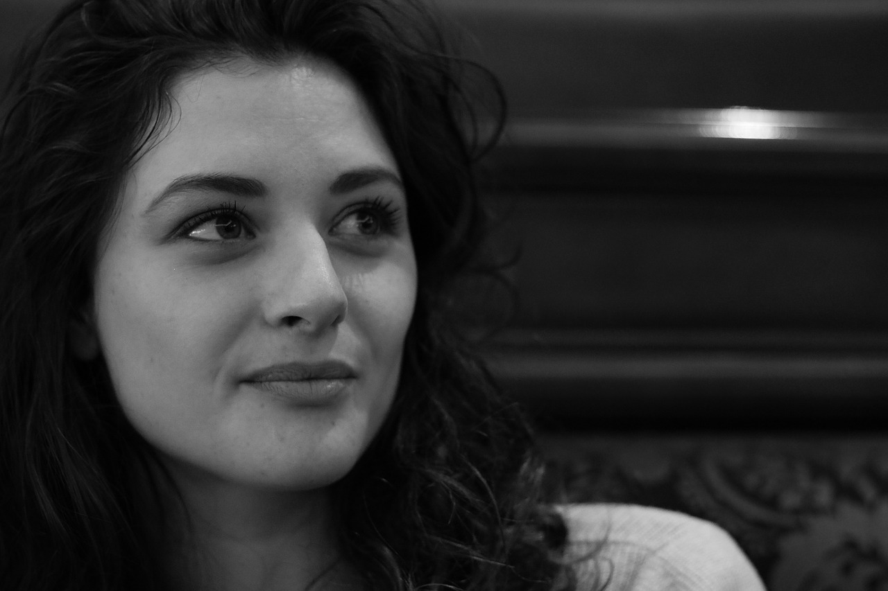 Тетка ждала только одного - когда сестрам исполнится 18 лет..