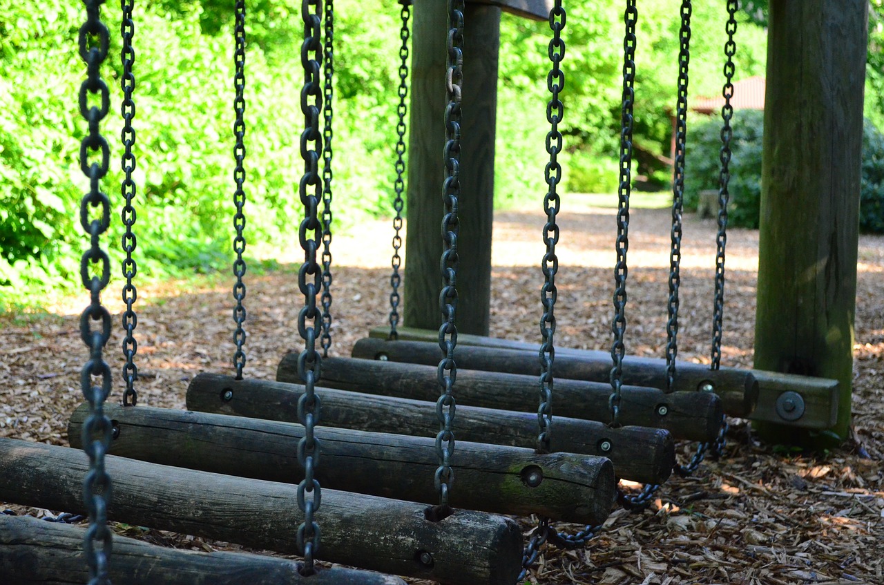 Злые тетки выгнали дочь с игровой площадки