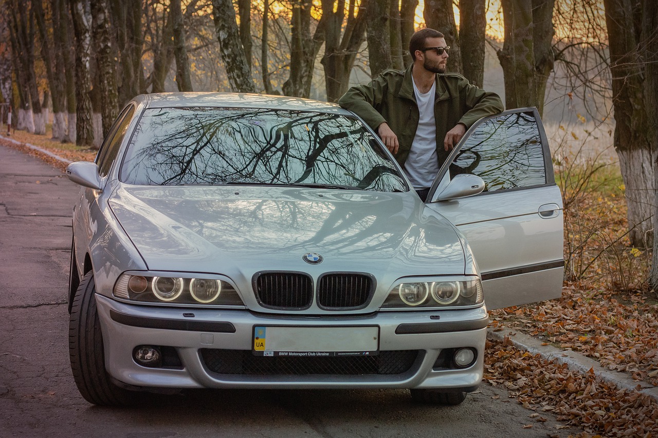 Па, можешь открыть окно - я хочу мусор выбросить!