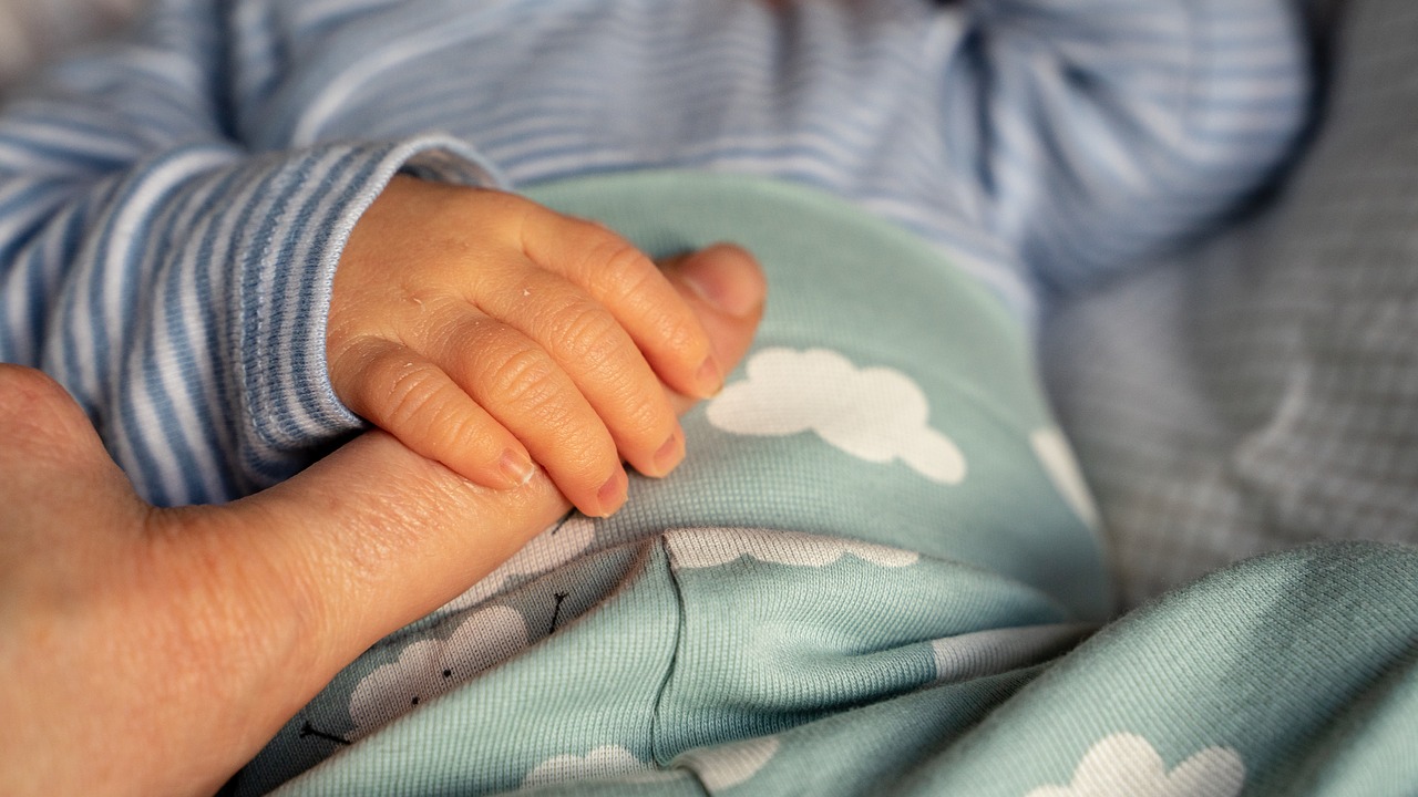 Новоиспеченная мамаша подписала отказ от ребенка и начала наводить марафет перед выпиской