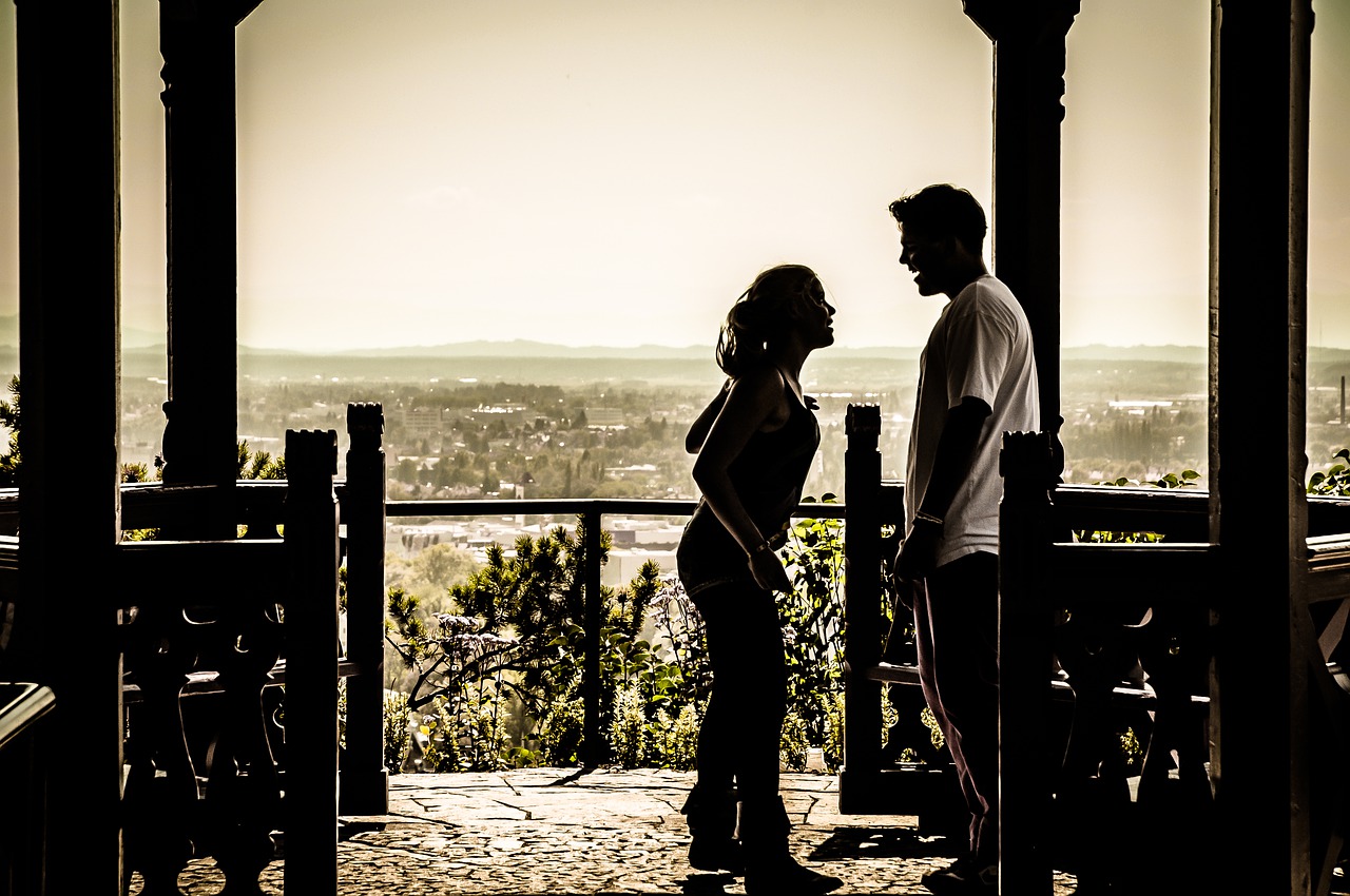 Устал от этих отношений...Только как ей сказать об этом? Она бросила семью ради меня