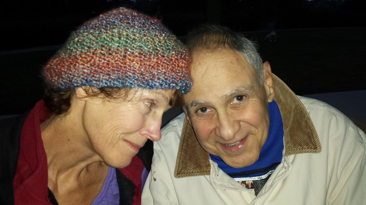 Путешествовал дедуля по деревням и сватался. А его никто не признавал. Кроме одной 30-летней продавщицы