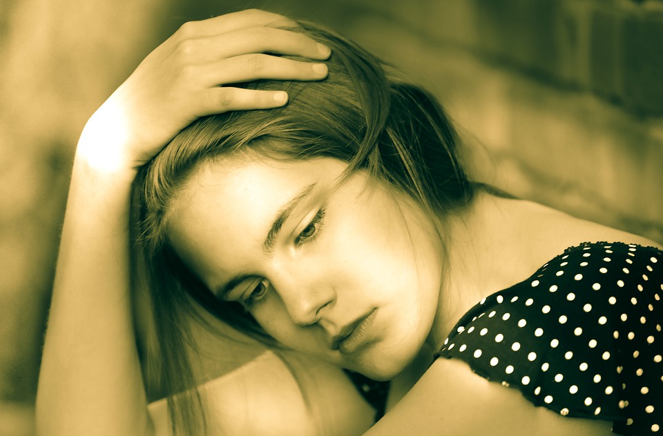 "Неужели он меня не любит? А может подруги наговаривают из зависти?" - надо же быть такой глупой.