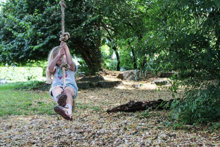 Злые тетки выгнали дочь с игровой площадки