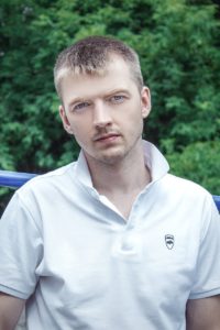 Так вот, сын у меня один! Этого, - ткнул пальцем в сторону двери комнаты, - выставлю в день совершеннолетия!