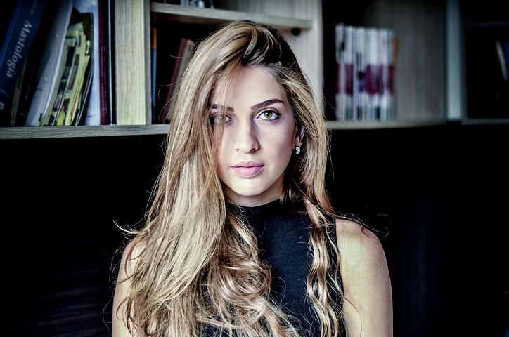 Юля должна платить алименты. Но не ребенку, а матери