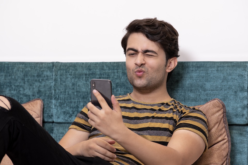 "“Я не обязан зарабатывать на все твои капризы” - сказал Игорь, не вставая из-за игры "