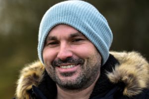 Так вот, сын у меня один! Этого, - ткнул пальцем в сторону двери комнаты, - выставлю в день совершеннолетия!