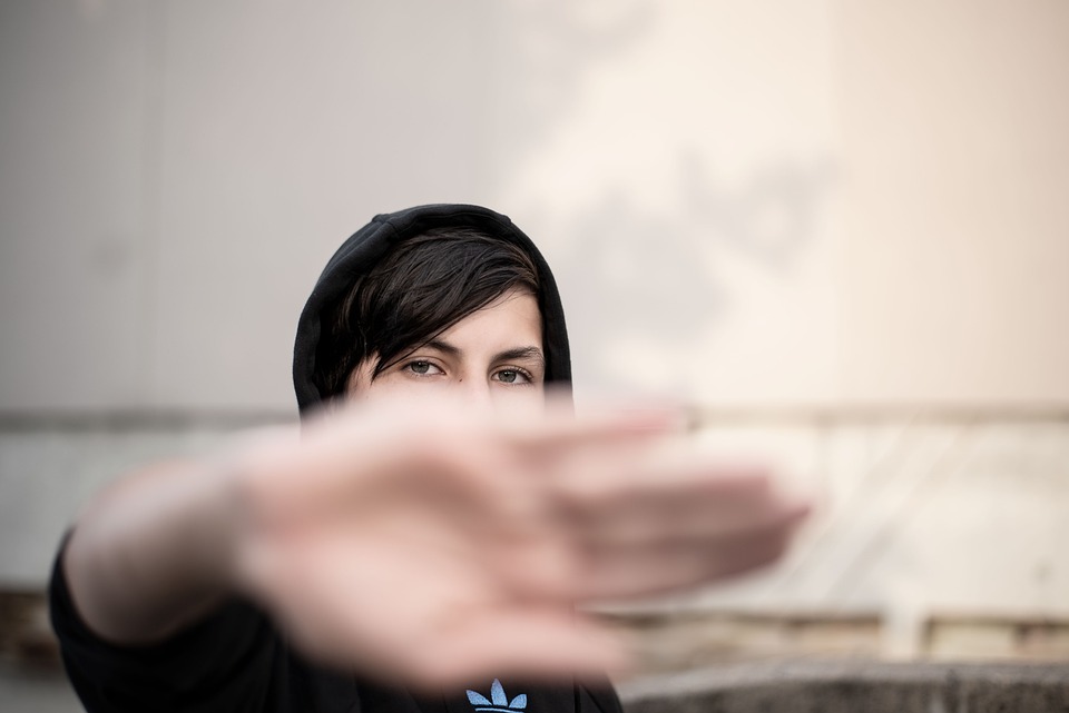 Что мешает парню съехать? Сын в 26 лет сидит без работы на шее у родителей и терпеть их не может.