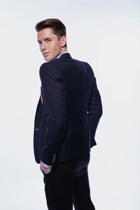 Что мешает парню съехать? Сын в 26 лет сидит без работы на шее у родителей и терпеть их не может.