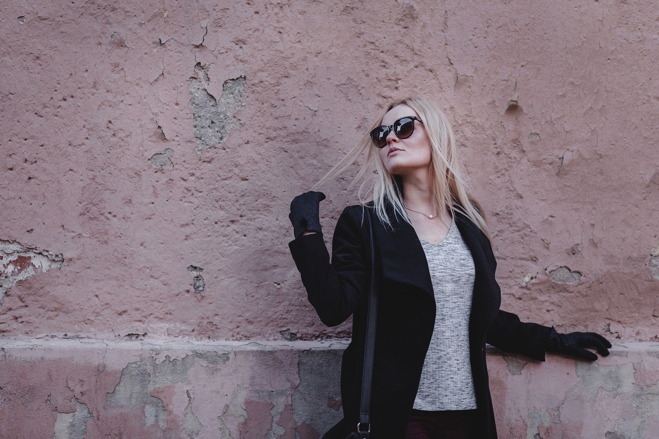 - Моя невестка просто жуткая крохоборка, - сетовала свекровь. - Даже деньги с моего сына брала за свою квартиру