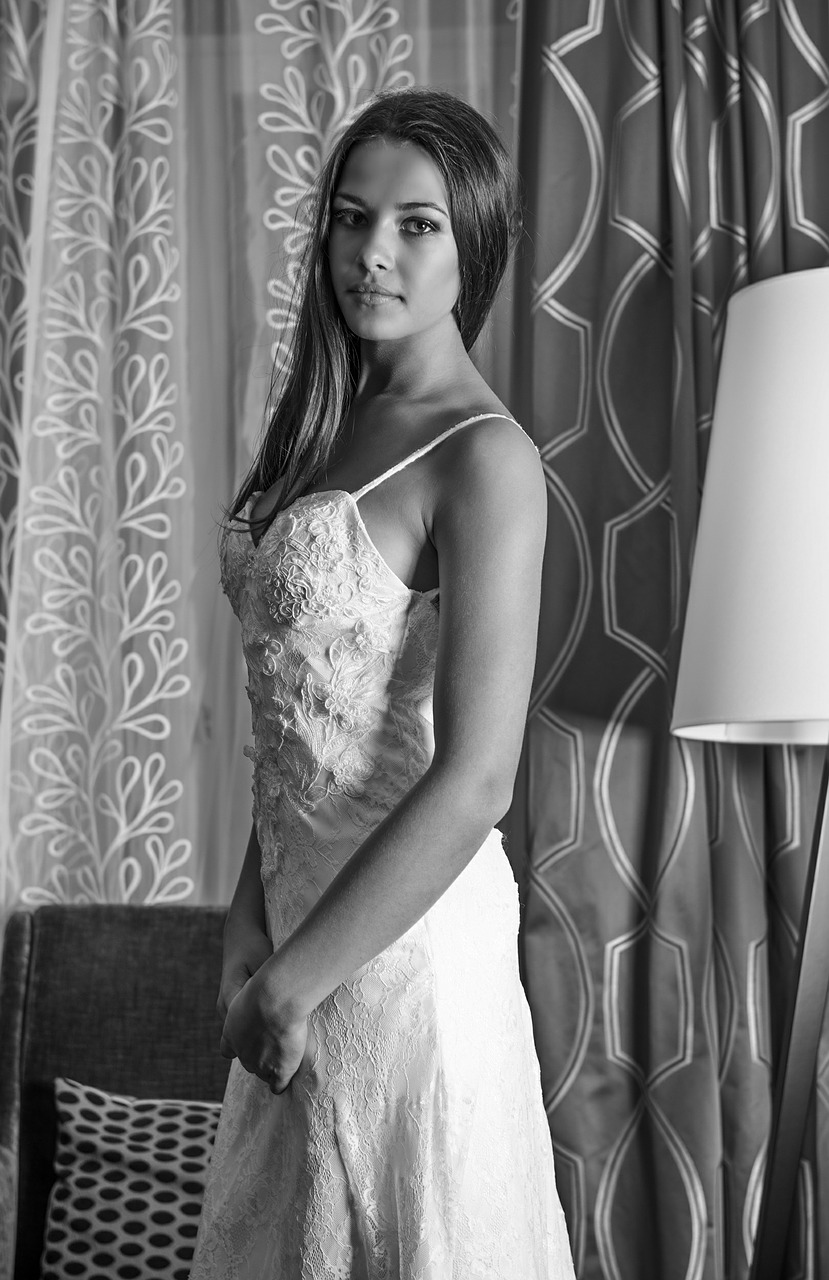 Прям в день бракосочетания Алена не захотела становиться рядом со свекровью