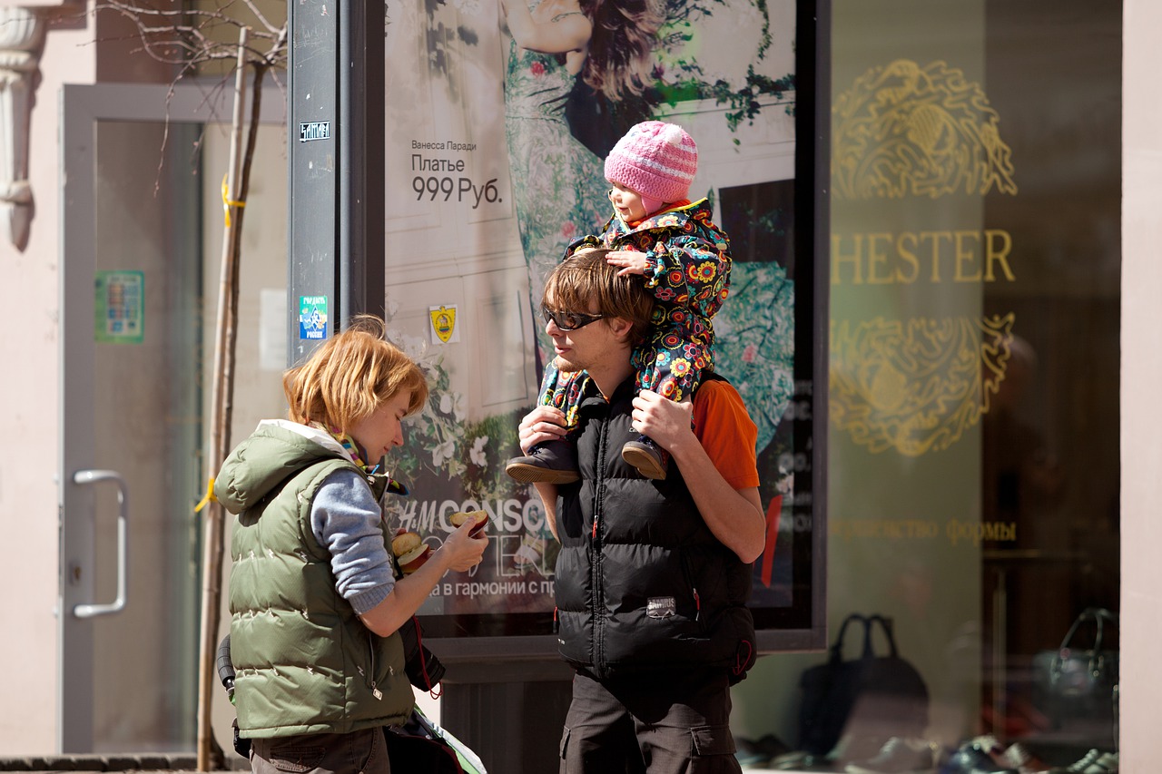 - Жена дома с дитем играется, а он пашет, как проклятый. Выгнал бы ее на работу!