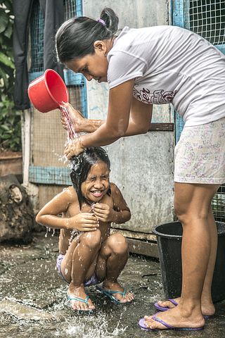 — Почему ты так поступаешь с родной дочкой? —сказала мать