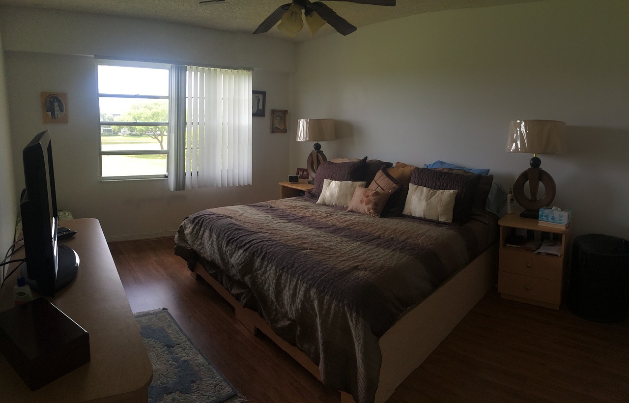 - Мы снимаем квартиру в доме напротив, увидели вашу коляску, и решили попросить попользоваться