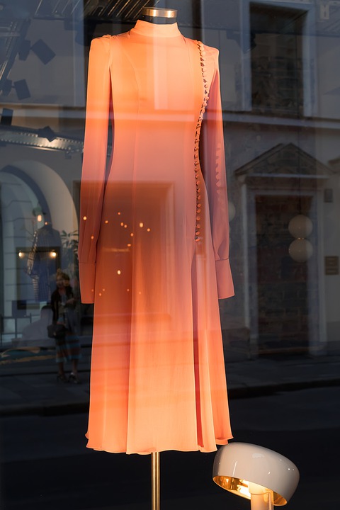 Девушка со мной симпатичная, угощаю её и ожидаю продолжение вечера. Денег у меня не много.