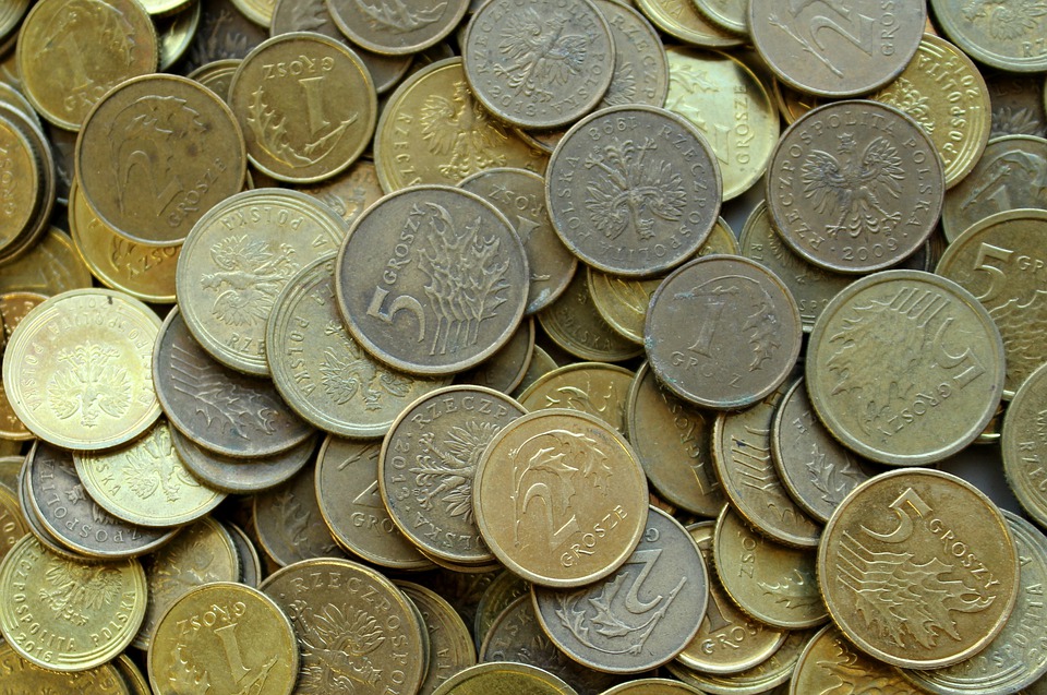 Решила дать денег бродяге и проверить куда он их потратит. Он направился в сторону реки и я пошла за ним.