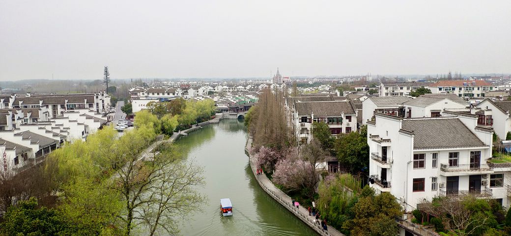 Сестра только посмеялась, когда я пообещал разобрать дом, а зря