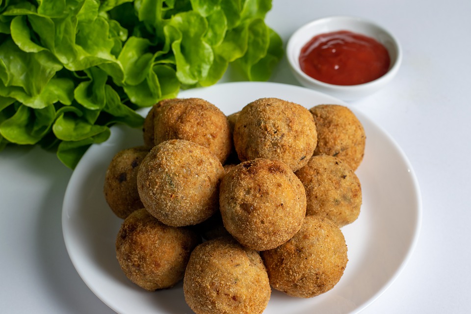 "Идем, я тебя накормлю!" - Сказал Сергей и позвал мальчика в ресторан.